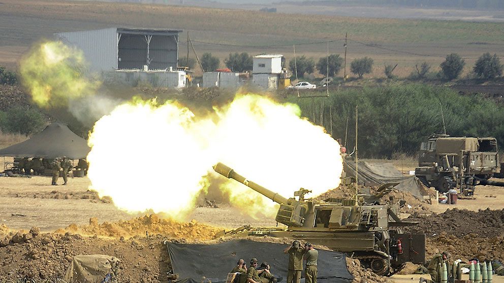 Israelisk militär vid gränsen mellan Israel och Gazaremsan skjuter mot mål i Gaza.