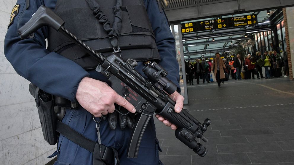 Polisman med kulsprutepistolen MP5
