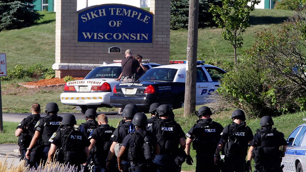 Stort polisuppbåd utanför sikh-templet i Oak Creek i Wisconsin.