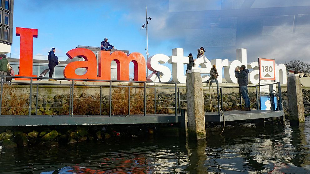 Amsterdam försöker nu på olika sätt att minska antalet turister med förbud och höjd turistskatt.
