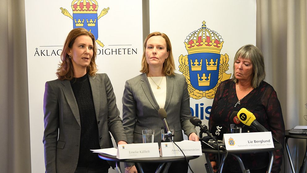 Fr v kammaråklagare Emelie Källfelt och Annika Wennerström samt Liz Berglund, Nationellt it-brottscentrum, Noa, under en pressträff i polishuset i Stockholm angående målet där sex personer, både män och kvinnor, åtalas för sexualbrott mot tolv barn, som skett både fysiskt och via nätet.