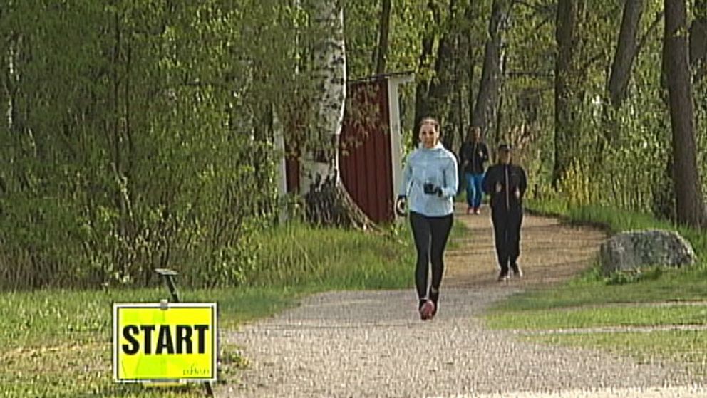 SVT Nyheter Örebros reporter Malin Gotlin joggar mot målgången på Parkrun i Örebro.