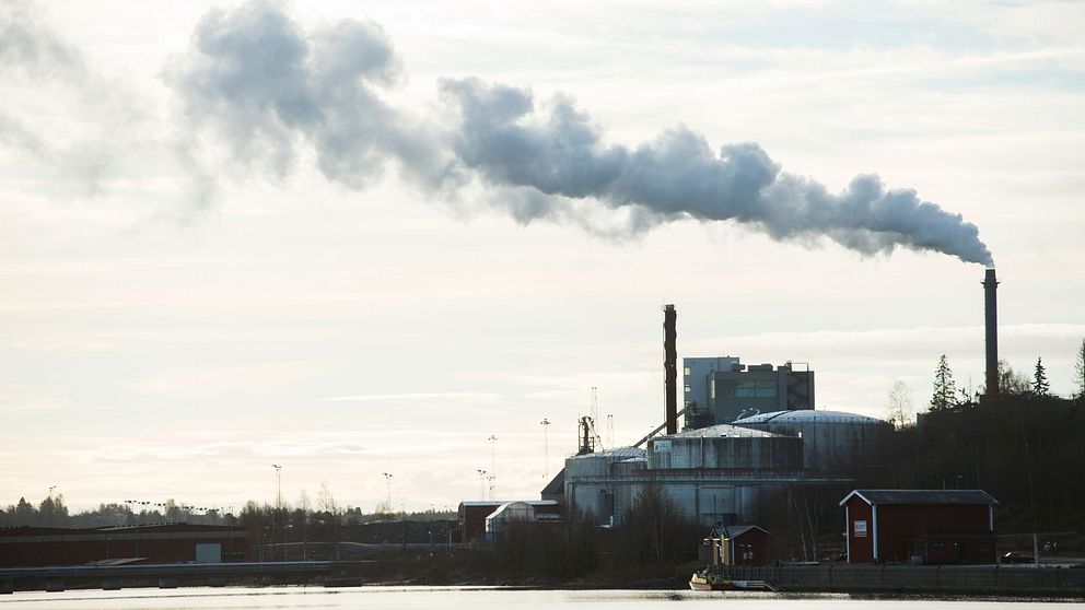 Rök ur skorstenen på en fabrik