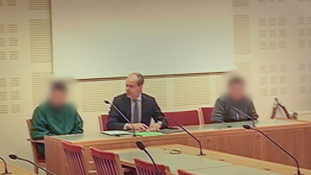 De två misstänkta i rättssalen i Gävle.
