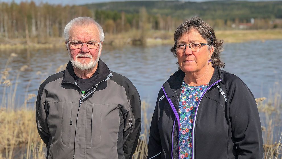 Lars Arvén, ordförande i Dellenbygdens flugfiskeförening, och ortsbon Ann-Catrin Bergman, är oroliga för hur frigoliten påverkar miljön.