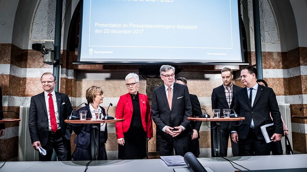 Försvarsberedningen och dess ordförande Björn von Sydow (S), i mitten, presenterar rapporten Motståndskraft. Frv Mikael Oscarsson (KD), Beatrice Ask (M), Åsa Lindestam (S), Björn von Sydow (S), Anders Schröder (MP) och Kenneth G Forslund (S) i december 2017.