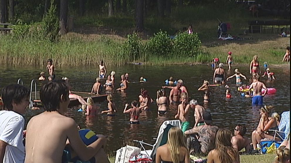 Fullt med badande i den 30-gradiga värmen på Harnäs badplats i sydostligaste Gästrikland den 23 juli.