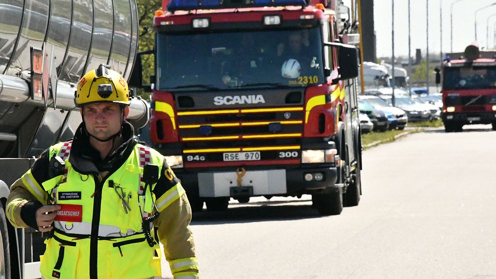Räddningstjänsten har ett stort antal fordon på plats i oljehamnen i Malmö på grund av bensinläckaget.