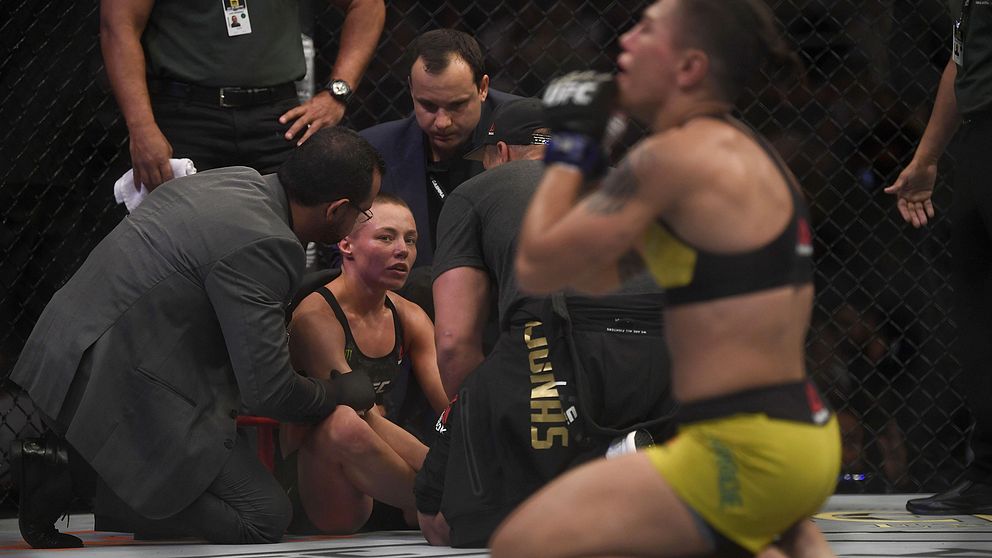 Förre mästaren Rose Namajumas, i bakgrunden, tittar på när Jessica Andrade firar segern i nattens UFC-titelmatch.