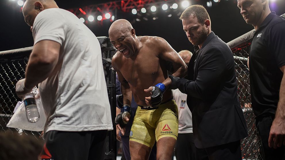 MMA-ikonen Anderson Silva lämnar oktagonen i smärta efter att ha skadat knäet.