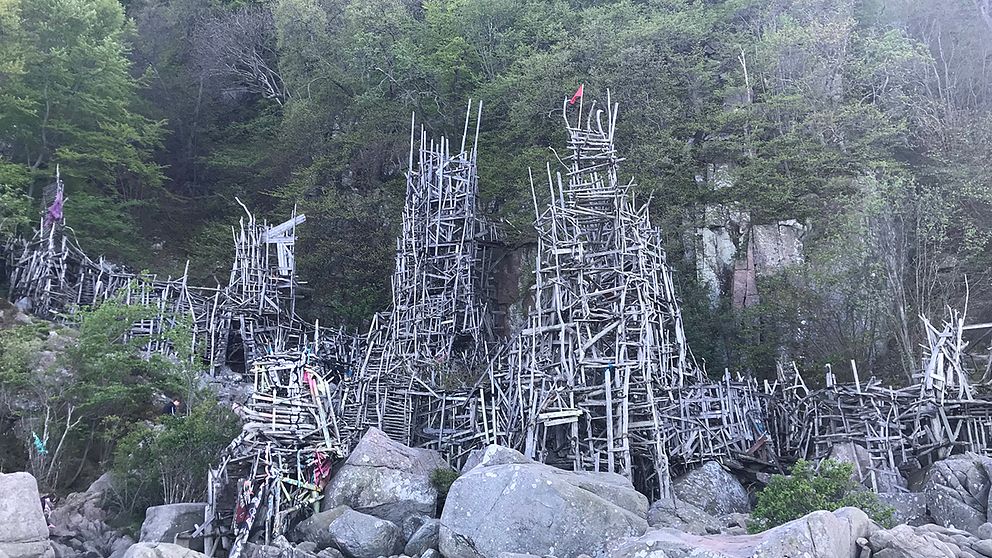 De halländska vandrarna klättrade upp i ena tornet på Lars Vilks konstverk Nimis. Därifrån fortsatte de upp längs bergssidan och kunde till slut inte ta sig därifrån.
