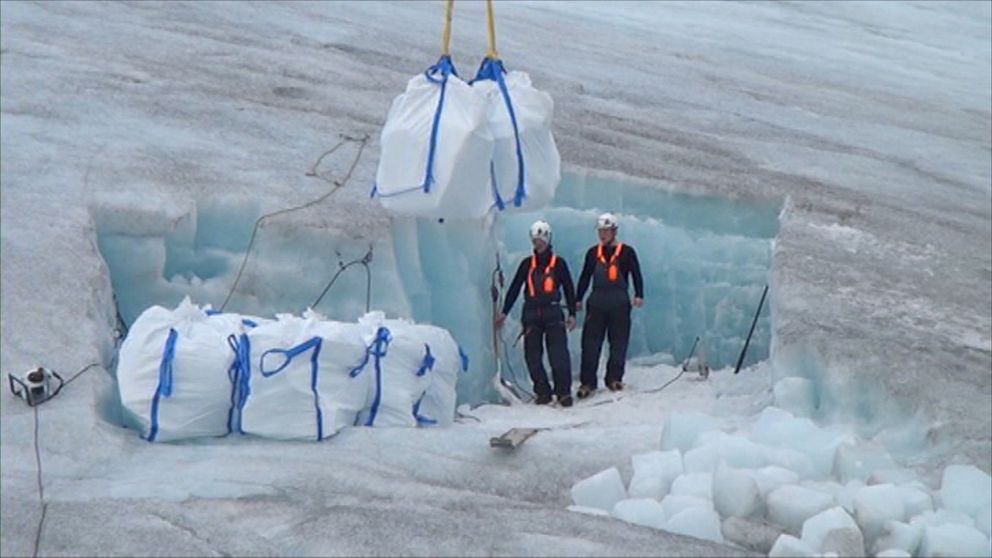 Utbrytning av isbitar från glaciären Svartisen i Nordnorge