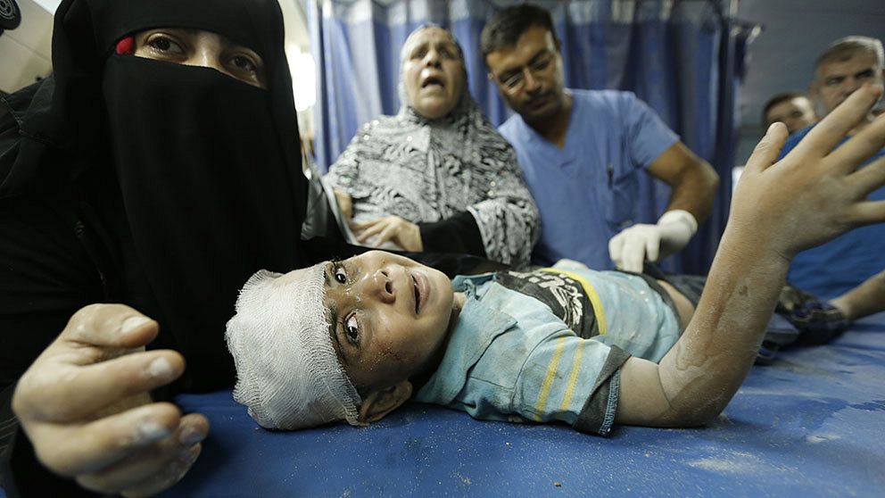 En palestinsk pojke vårdas på al-Shefa-sjukhuset i Gaza stad. Pojken skadades i en attack mot ett flyktingläger på måndagen. En 8-årig flicka uppges ha dödats i attacken och ytterligare 30 ska ha skadatas.