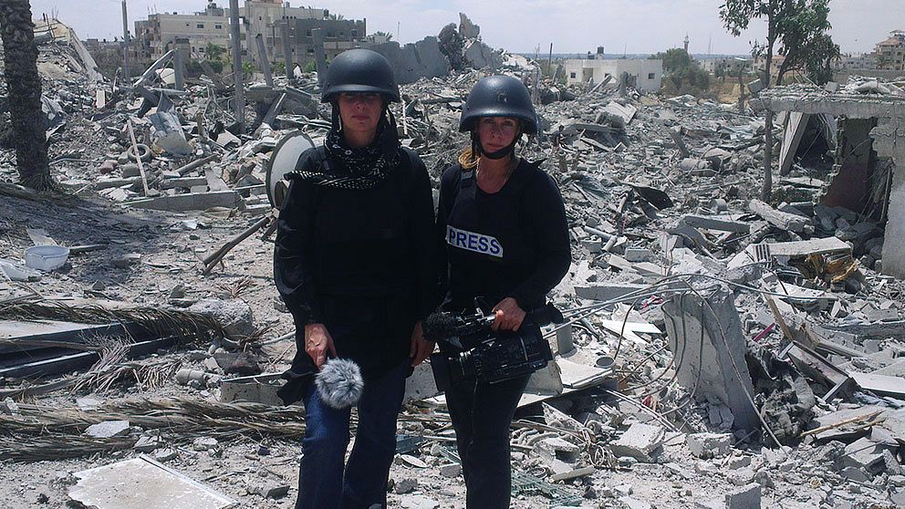 SVT:s team Anna Stålberg och Susan Ritzén på plats i förödelserna i byn Khozaa på Gazaremsan.