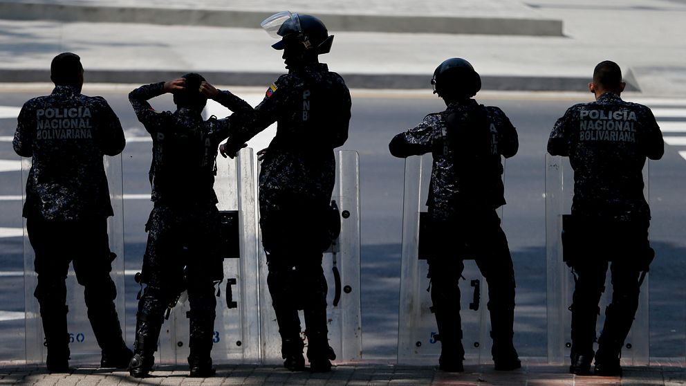 Venezuelansk kravallpolis väntar längs vägen för ett demonstrationståg i huvudstaden Caracas. Bilden är från i mars.