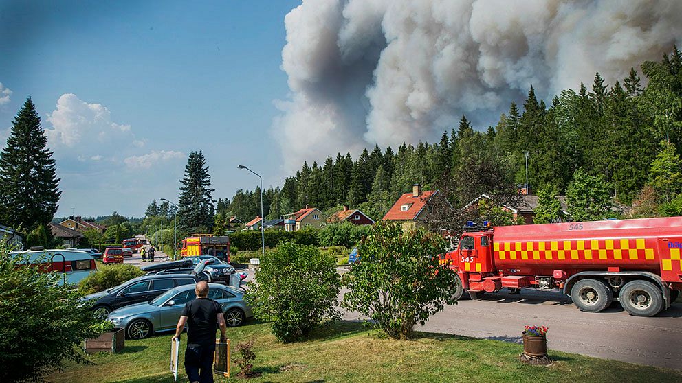 Skogsbranden väster om Sala fortsätter. Boende i Gammelby utanför Virsbo tvingas att lämna sina hem efter att räddningsledningen beslutat att hela byn skall evakueras.