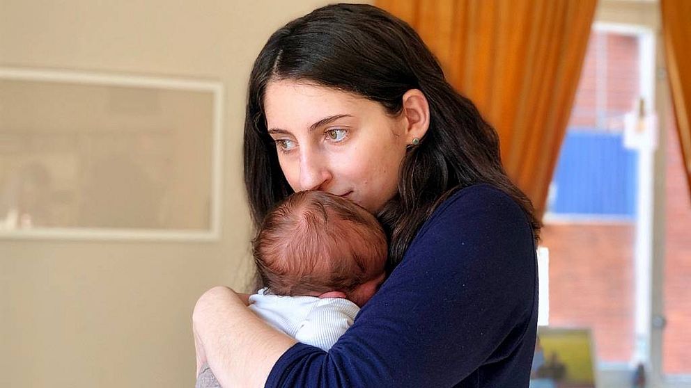 Anna – en ung kvinna som håller sin bebis nära