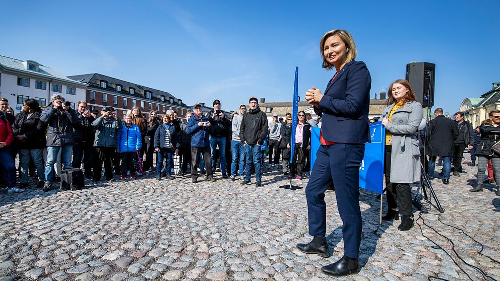 Kristdemokraternas partiledare Ebba Busch Thor valtalar på Stora Torget i Falun.