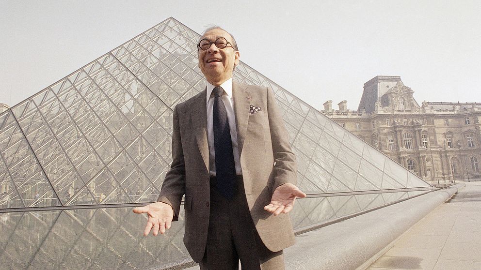 Arkitekten leoh Ming Pei vid glaspyramiden som står framför konstmuseet Louvren i Paris. Arkivbild från 1989.