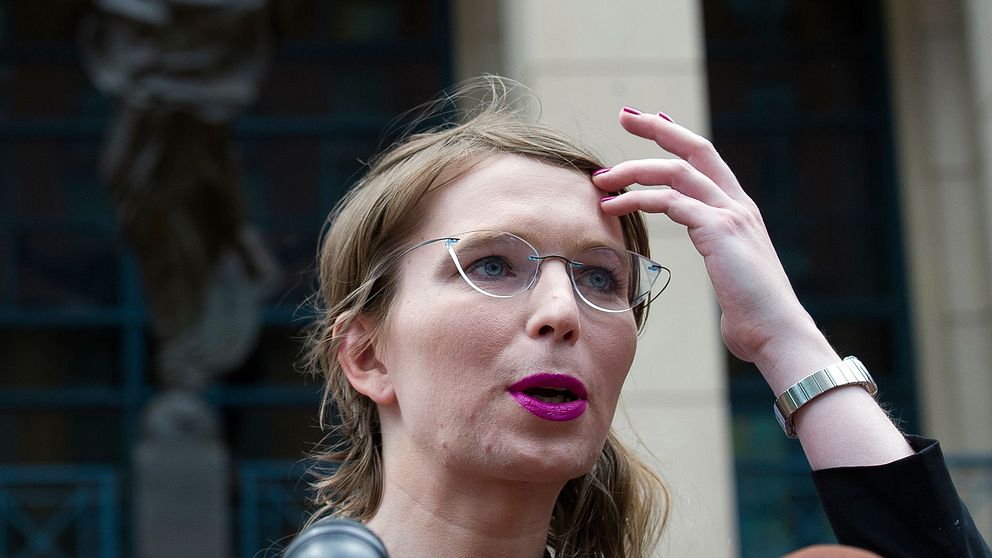 Chelsea Manning utanför domstolen i Alexandria.