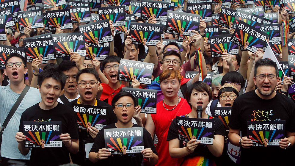 Supportrar av samkönade äktenskap samlades under fredagen utanför Taiwans lagstiftande myndighet.