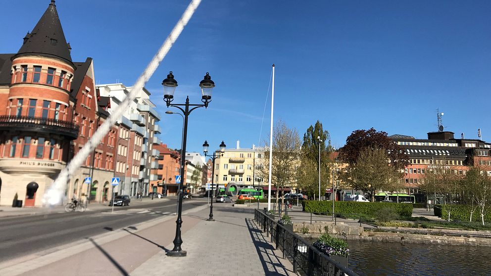 De kapade linorna dinglar i vinden på Rådhusbron efter att pride-flaggorna klippts ner under natten.