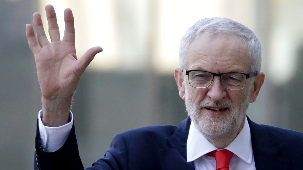 Labourledaren Jeremy Corbyn vinkar.