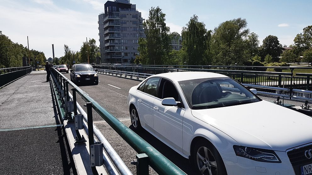 Bilar kör över Skebäcksbron i Örebro.