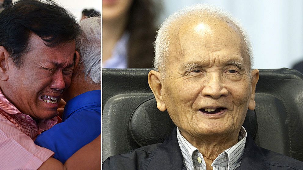 Soum Rithy (längs till vänster), en av dem som överlevde Röda khmerernas terror i Kambodja, gråter samtidigt som han kramar Chum Mey, som överlevde det ökända fängelset Tuol Sleng. Känsloutbrottet kom efter den historiska domen mot en av de tidigare ledarna för Röda Khmererna – Nuon Chea, 88, mer känd som ”Broder nummer två”.