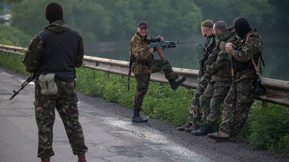 Pro-ryska rebeller i närheten i östra Ukraina.