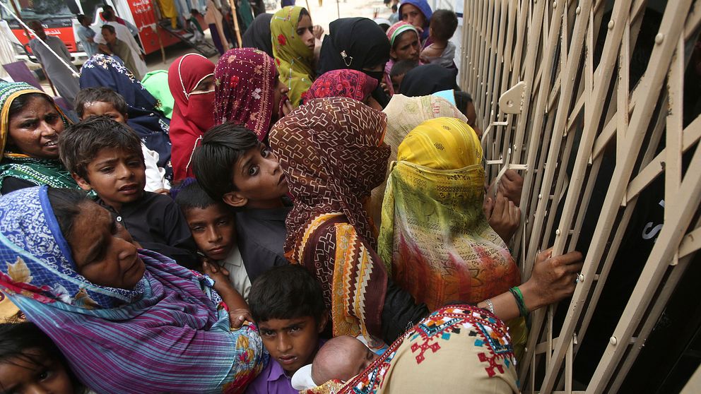Invånare i den lilla staden Rotodero i Pakistan köar utanför sjukhuset efter vad man lokalt kallar en HIV-epidemi.