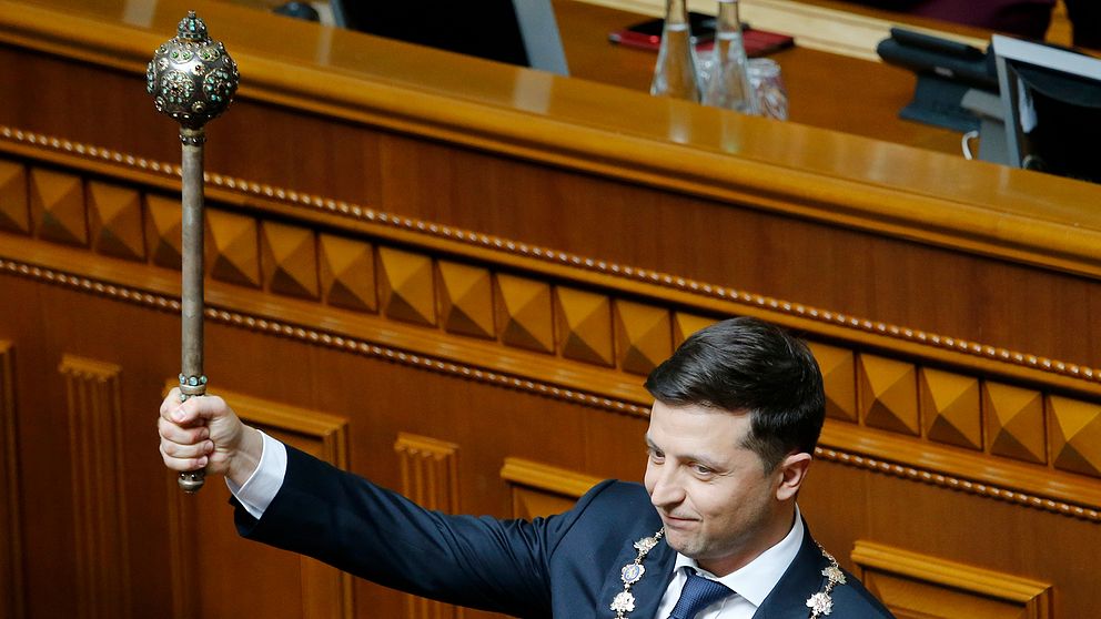Ukrainas nya president Volodymyr Zelenskyj under sin ceremoni för insvurning. Han håller i en spira.