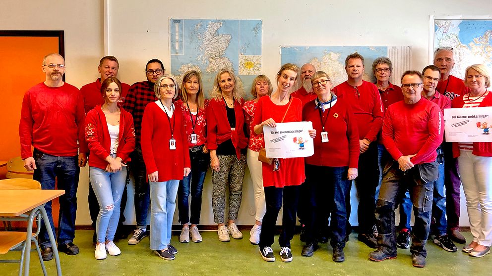 I Hässleholms kommun bär lärarna rött varje onsdag som protest mot nedskärningar inom skolan.