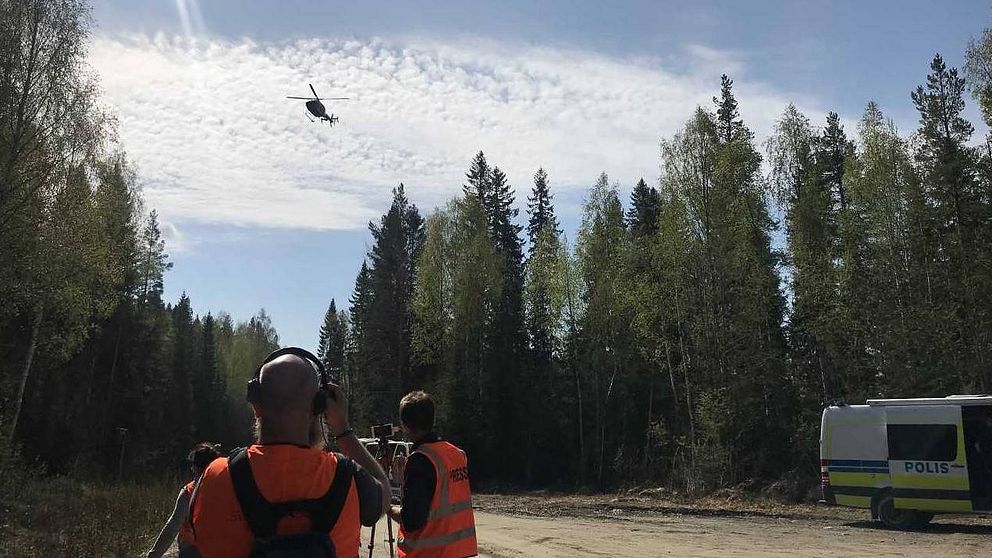 Polisens helikopter hittade den försvunne mannen i skogarna kring Bjässjön norr om Indal.