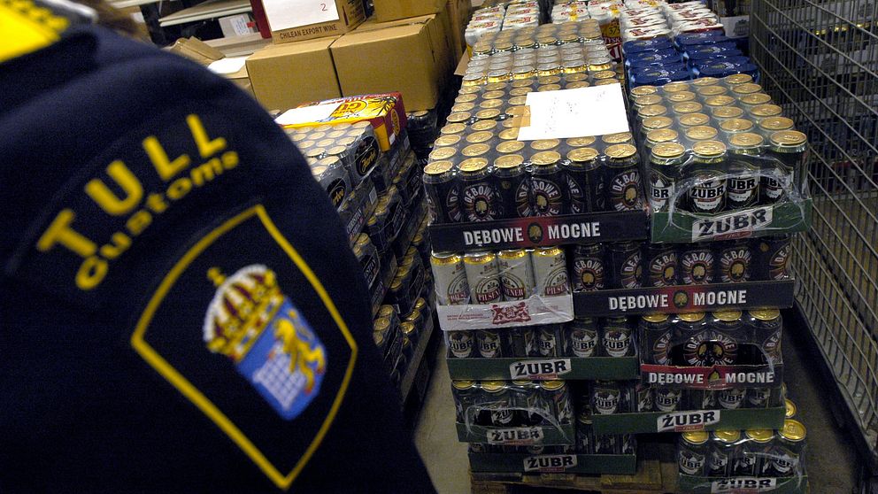 En stor mängd beslagtagen öl och sprit i ett förvaringsrum hos Tullverket i Frihamnen i Stockholm.