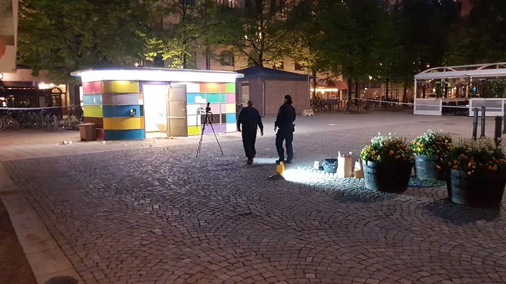 Polisen undersöker platsen vid en toalett på Järntorget, efter att en knivskärning skett på platsen.