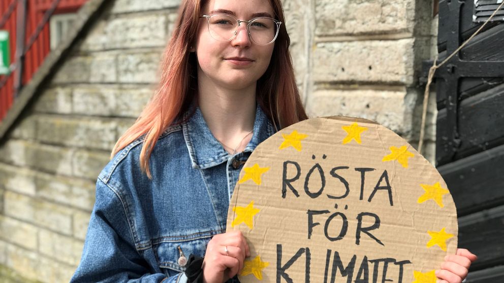 Felicia Andersson, Lidköping, med skylt ”Rösta för klimatet”
