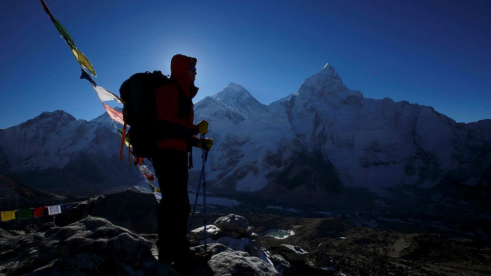 En klättrare framför Mount Everest.