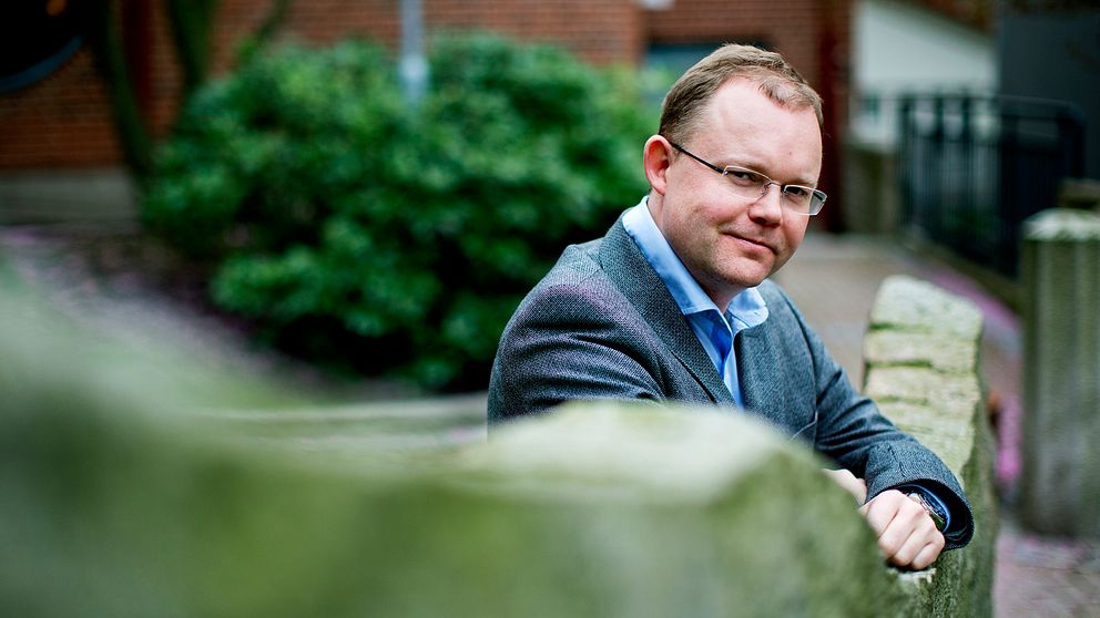 Henrik Ekengren Oscarsson, professor i statsvetenskap fotograferad i utomhusmiljö.