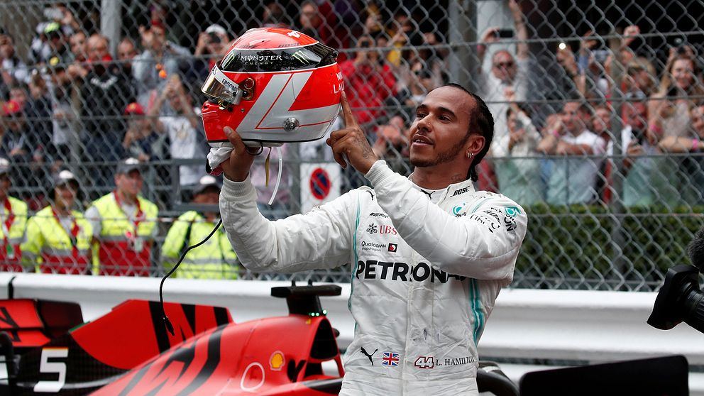 Hamilton visar upp sin Niki Lauda-hjälm efter segern i Monaco Grand Prix.