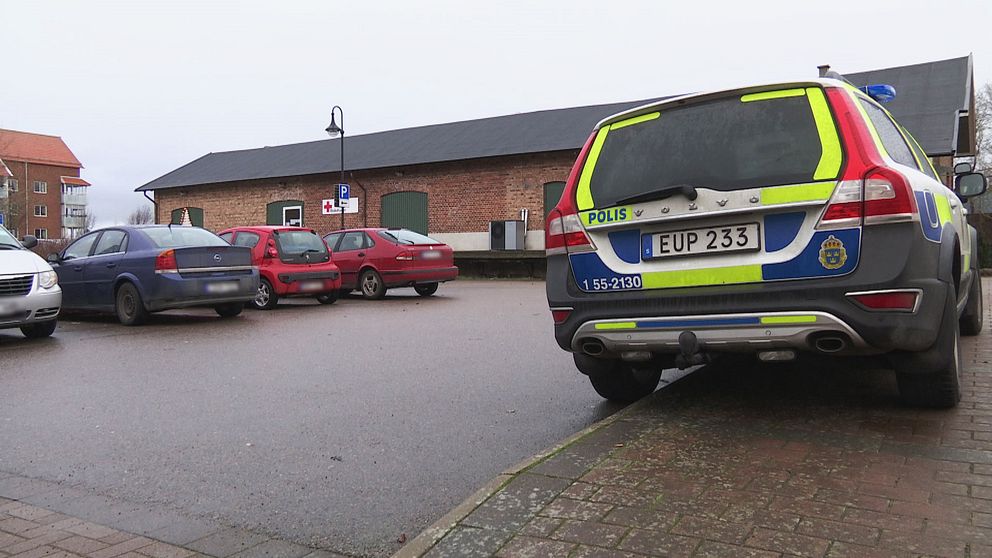 Polisen sökte på tisdagen efter misstänkta rånare som slog till mot Röda korsets second hand-butik i Laholm.