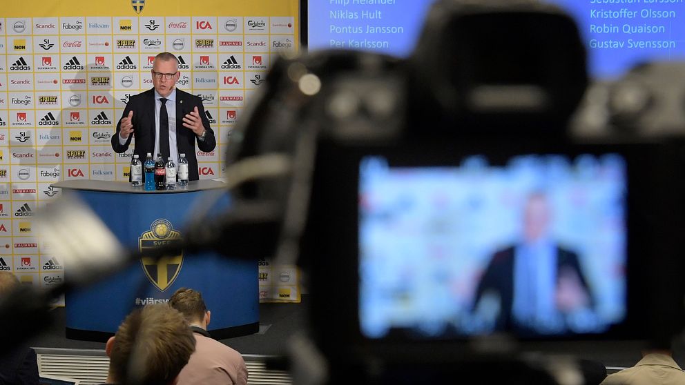 Janne Andersson presenterar EM-kvaltruppen i fotboll under en presskonferens.