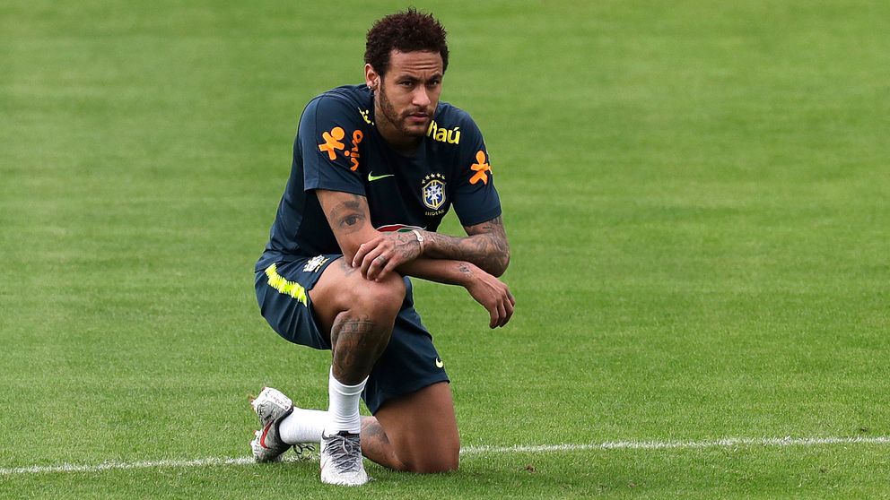 Neymar straffas av förbundskaptenen efter en incident i Frankrike med hans klubblag PSG.