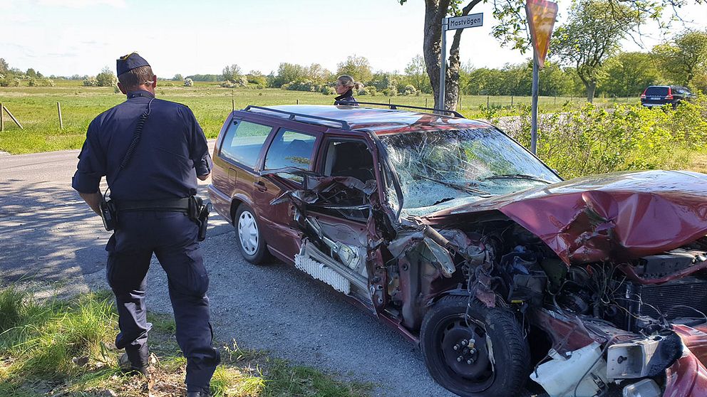 Personbilen totalförstördes i olyckan på väg 9. Bilisten är förd till sjukhus med oklara skador.