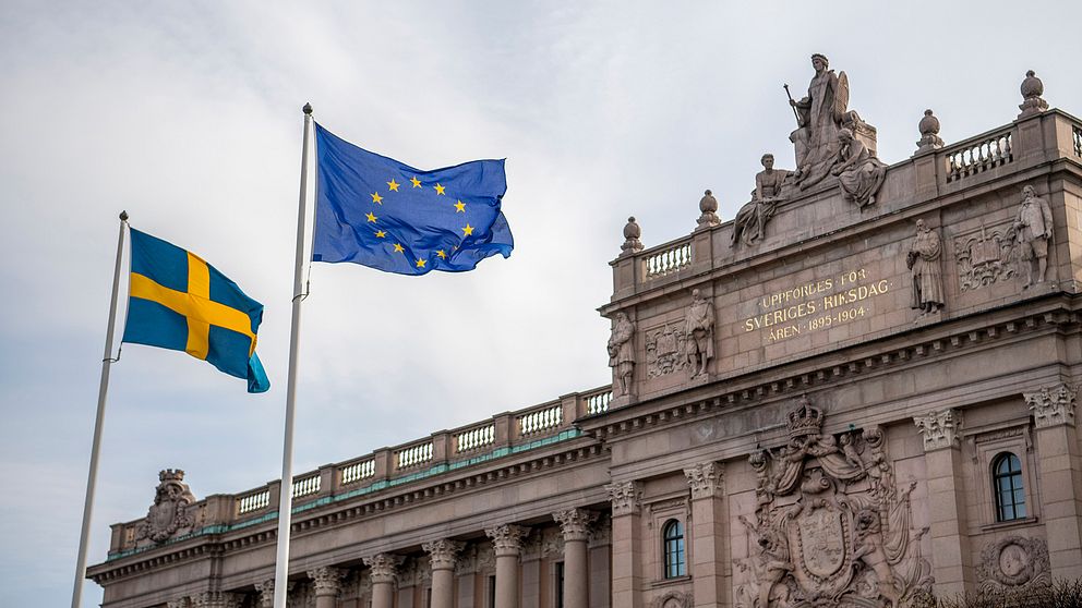 Sveriges och EU:s flaggor hissade framför Riksdagshuset i Stockholm.