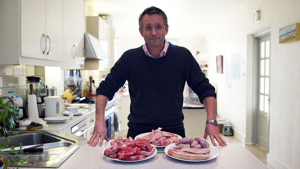 Michael Mosley bakom ett köttberg.