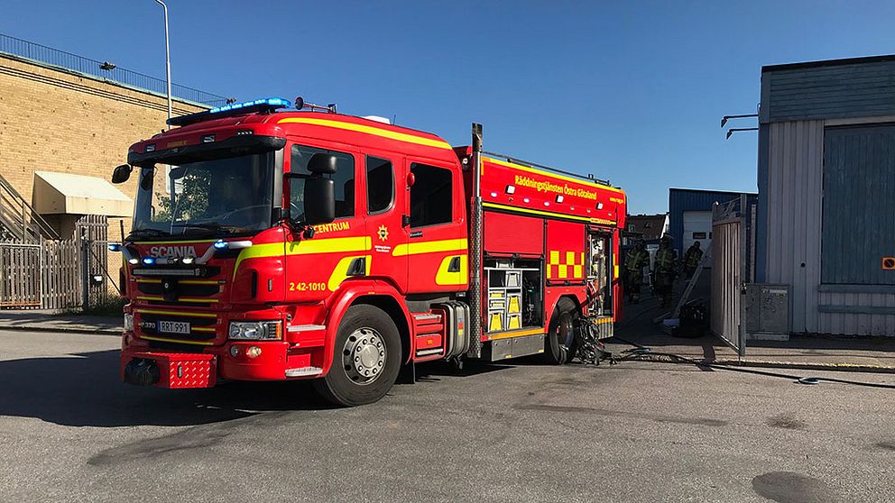 Under fredagsmorgonen fick räddningstjänsten larm om en brand i en byggnad som används av ett snickeriföretag på hammargatan i Norrköping.