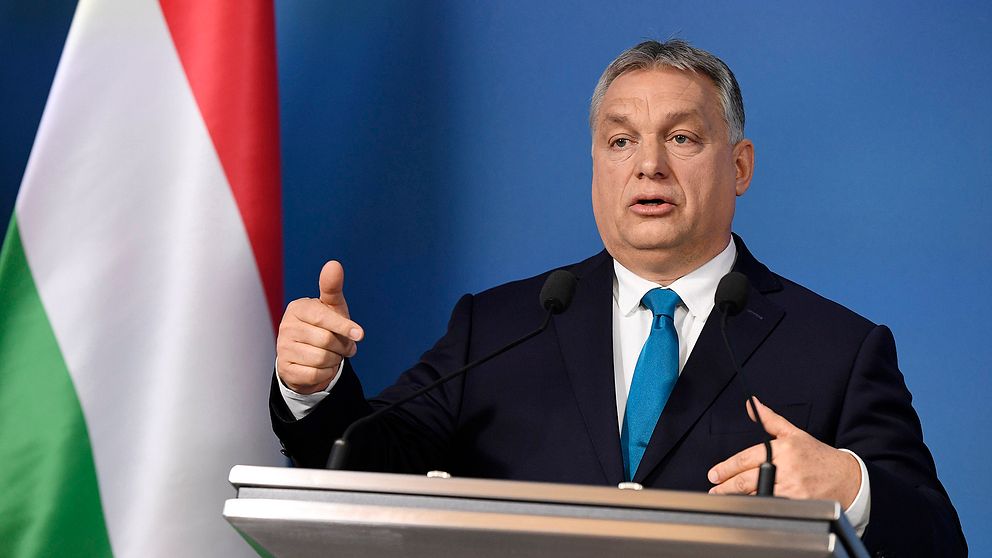 Ungerns premiärminister Viktor Orbán talar på en presskonferens i januari. En ungersk flagga syns bredvid honom.