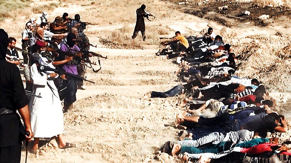 Terrorgruppen Isis ska ha genomfört en massaker i byn Kojo i norra Irak på fredagen. Den här bilden laddades upp den 14 juni på den jihadistiska websajten Welayat Salahuddin och påstås visa hur Isis avrättar flera tillfångatagna personer från irakiska säkerhetsstyrkor. Människorättsorganisationen Human Rights Watch säger att Isis-soldaterna inspirerats av al-Qaida och dödat ett flertal irakiska soldater i Salaheddin-provinsen i juni.