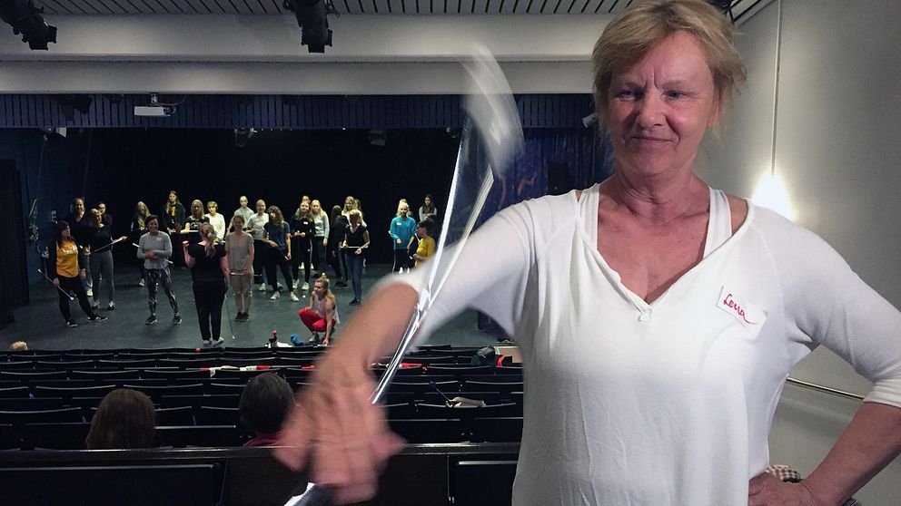 Lena Vidmark visar hur en drillpinne ska snurras.